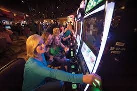 myanmar999 Mobile APP ဖြင့် ကာစီနို ဘောလုံး Slots ကစားနေသောမြင်ကွင်း
